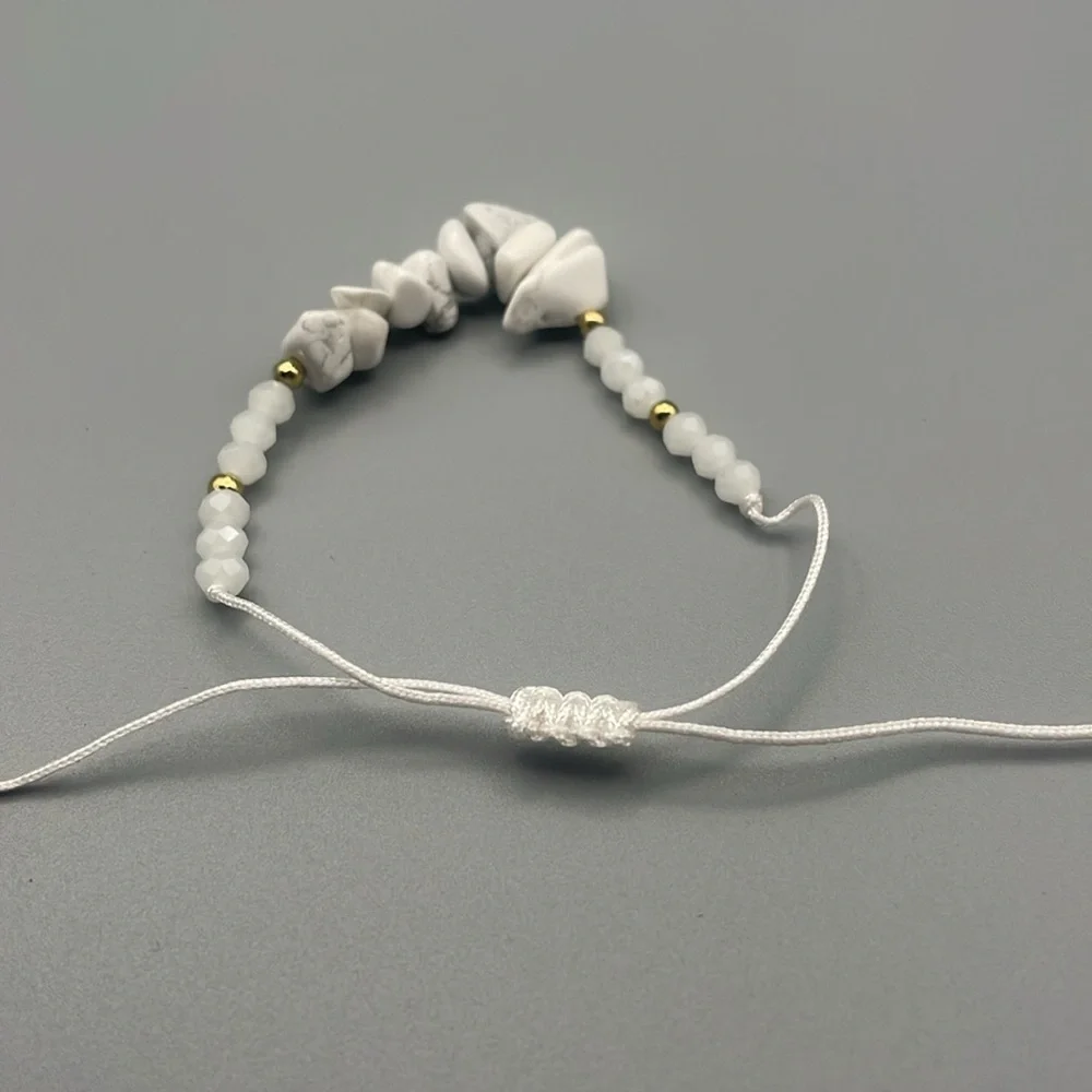 Chic White Natural Stone and Gold Beaded Bracelet Adjustable - Picture 3 of 5